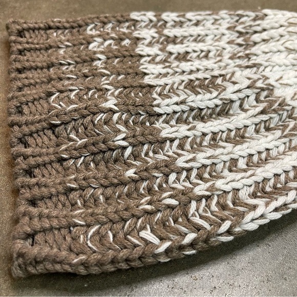 Old Navy Cable Knit Pom Pom Snow Ski Beanie Hat Cap Y2K - Picture 3 of 9